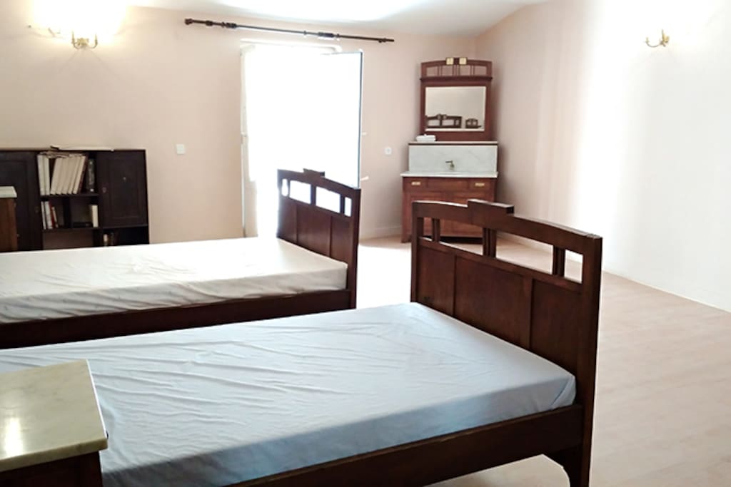 Dormitorio doble con mobiliario de 1920