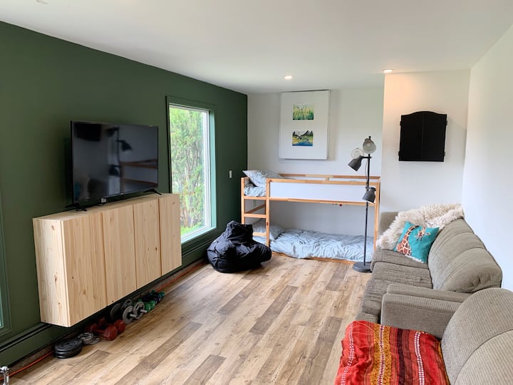 Rec room with smart TV and bunks