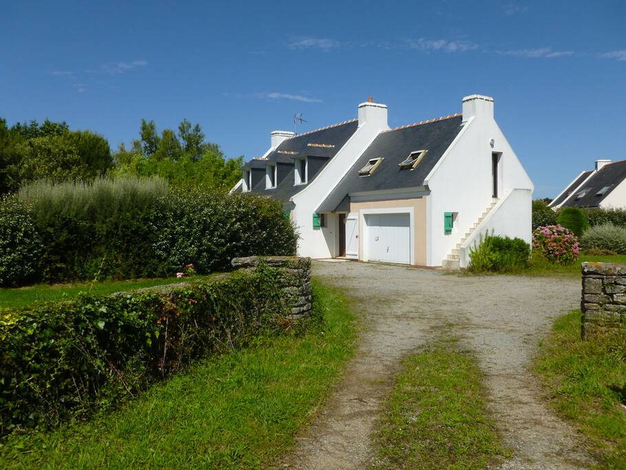 L'arrivée sur la maison avec garage fermé