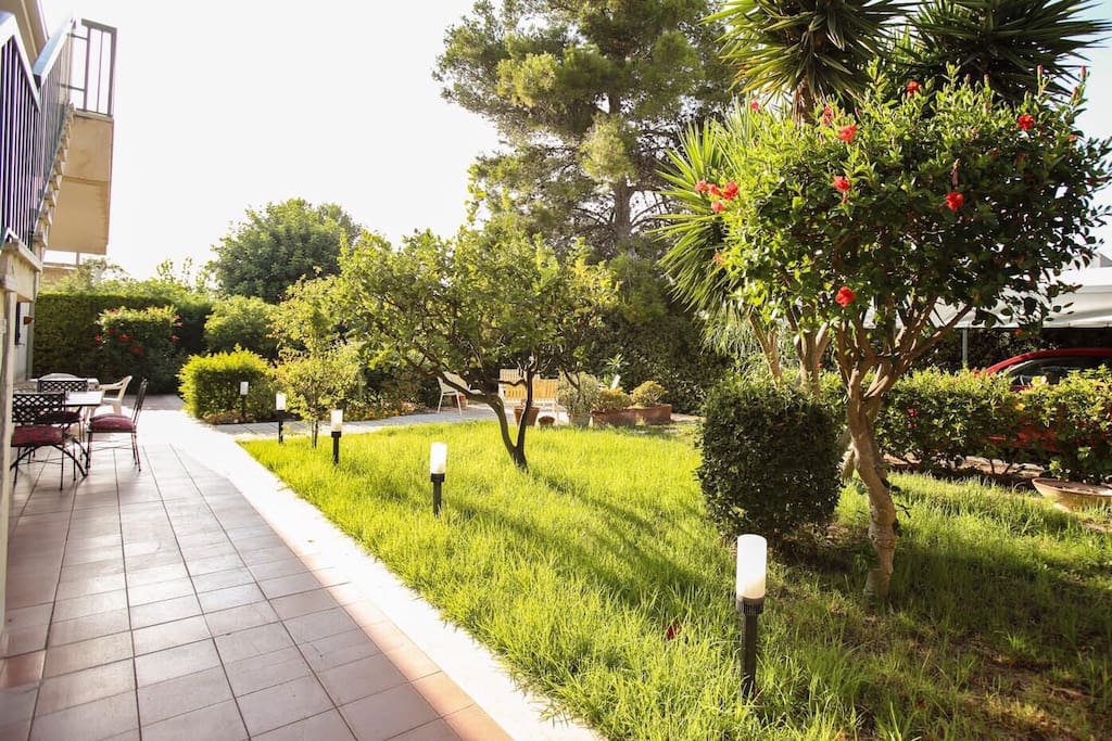 Il giardino, grande e curato, in rilassarsi o ricevere gli amici