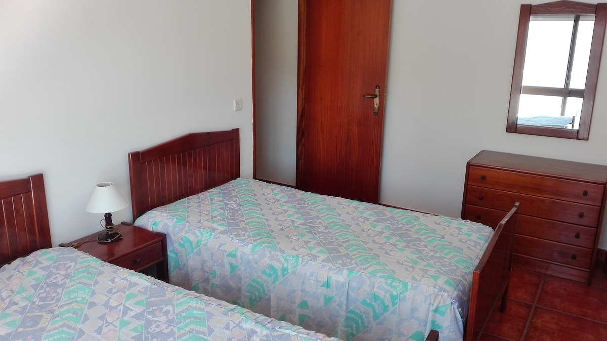 Room 2 - 2 single beds