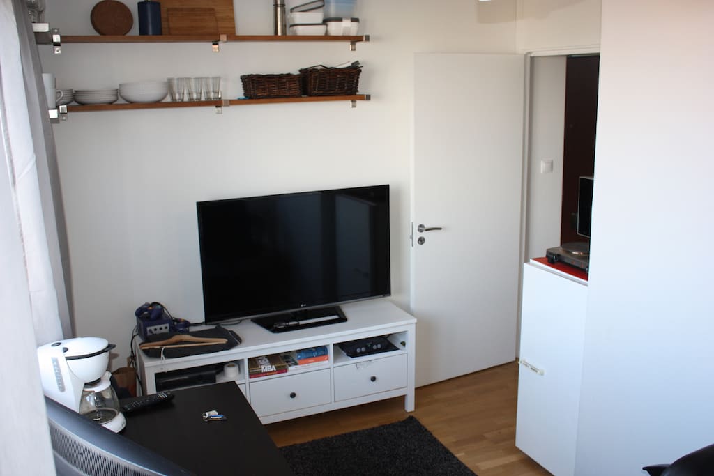Utrustat med TV och tallrikar etc.