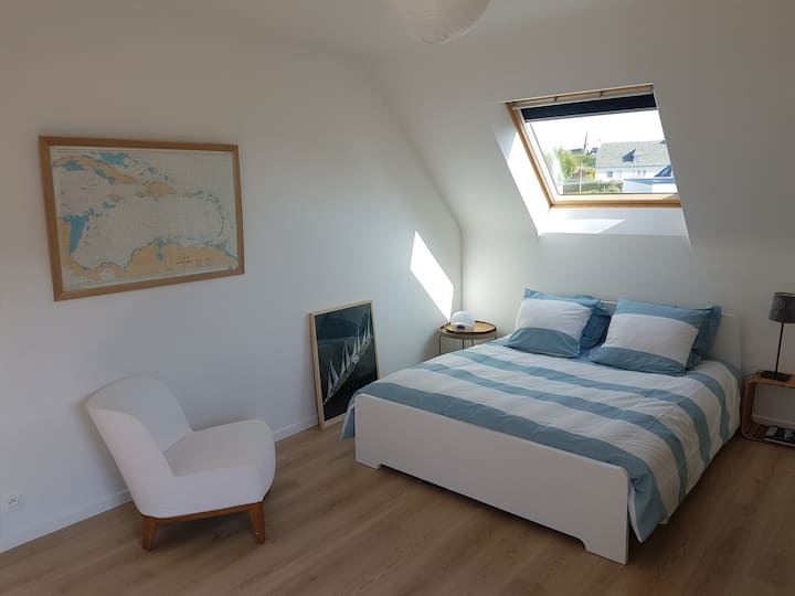 Chumba cha kwanza cha kulala: kitanda angavu, cha ukubwa wa malkia.