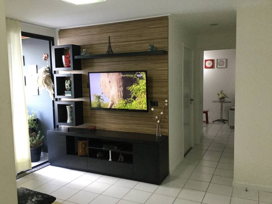 Televisão da sala LED de 47 polegadas em frente ao sofá