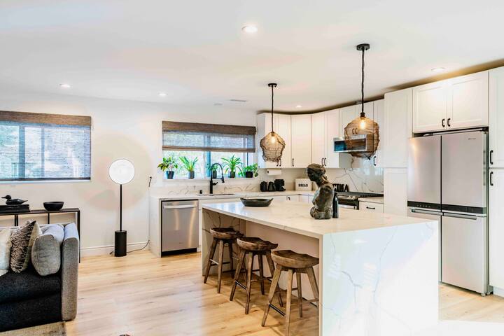 BOHO Luxury 3bd Homestead Oasis w/ Farm & Gardens gallery image 4