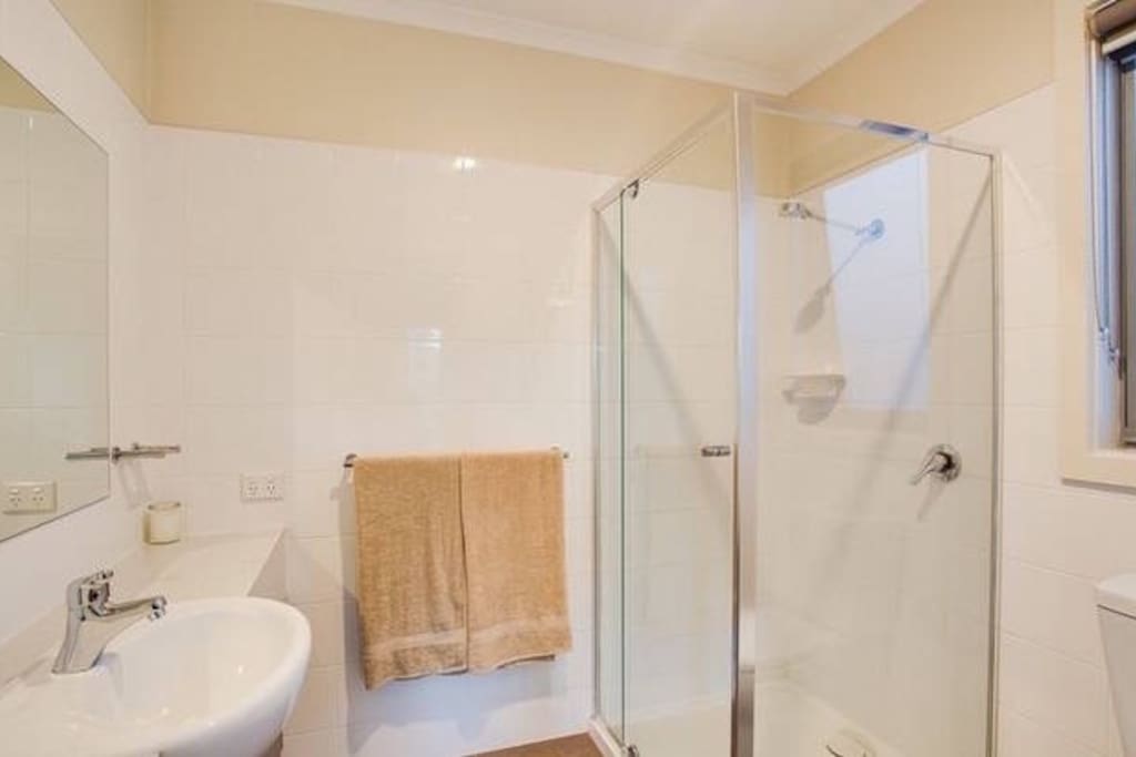 Master ensuit (shower, toilet, basin)