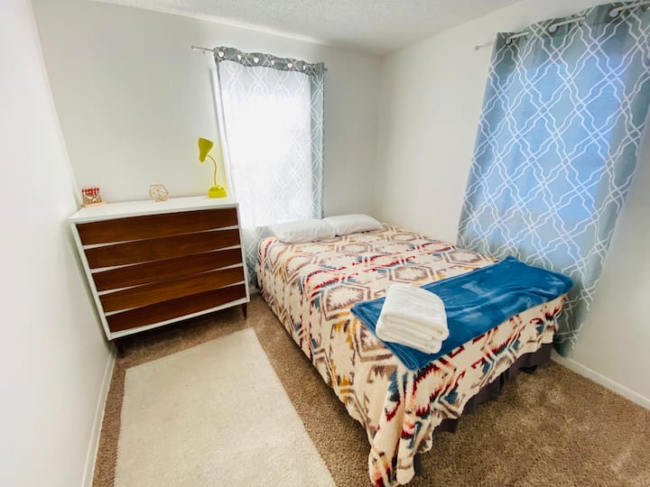 Двойно легло във втората спалня с винтидж скрин и слънце!