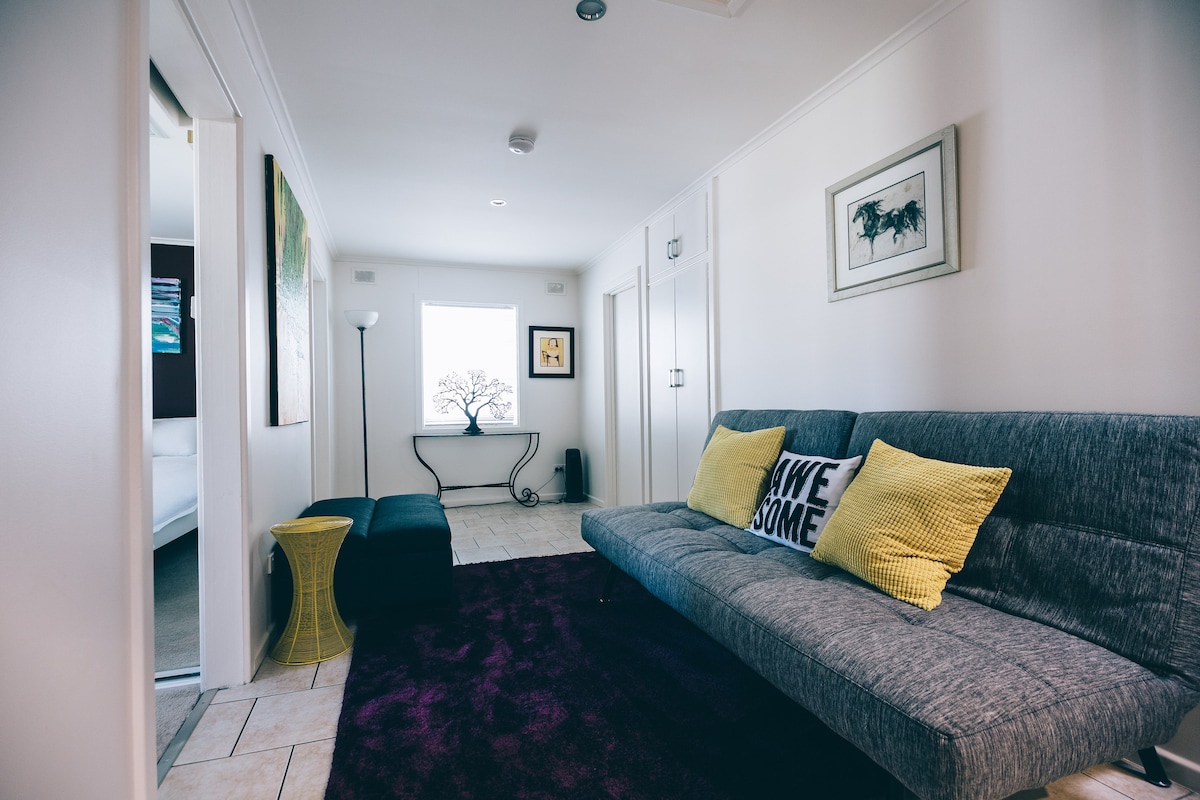 Segundo salón/retiro para adolescentes.  El gran sofá gris se pliega en una cama de matrimonio.  La otomana gris se pliega en una cama individual.  Ropa de cama incluida según sea necesario 