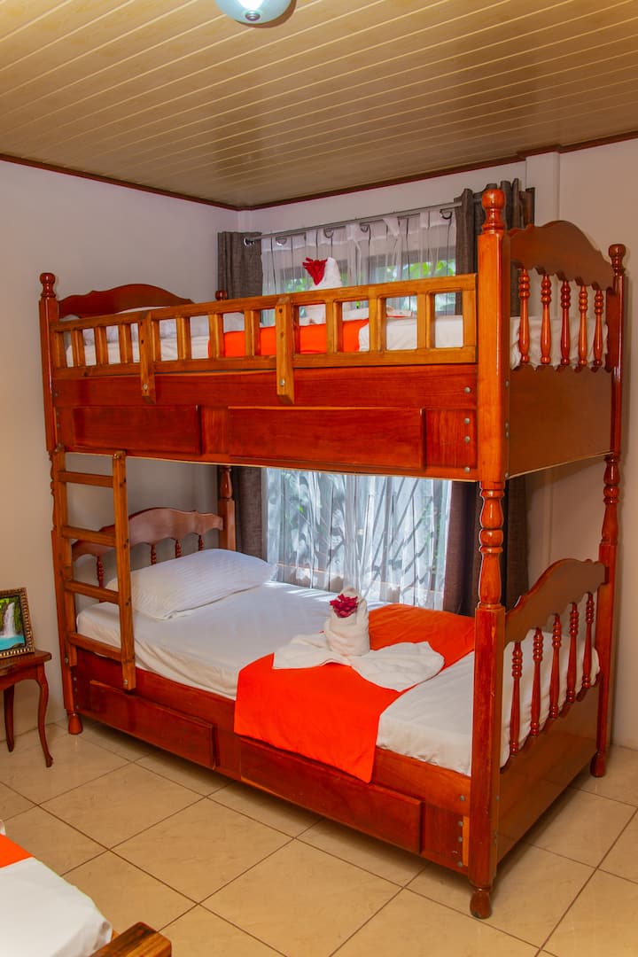 Მეორე საძინებელი 1 ორსართულიანი საწოლით და 1 ორადგილიანი საწოლით და A/C.