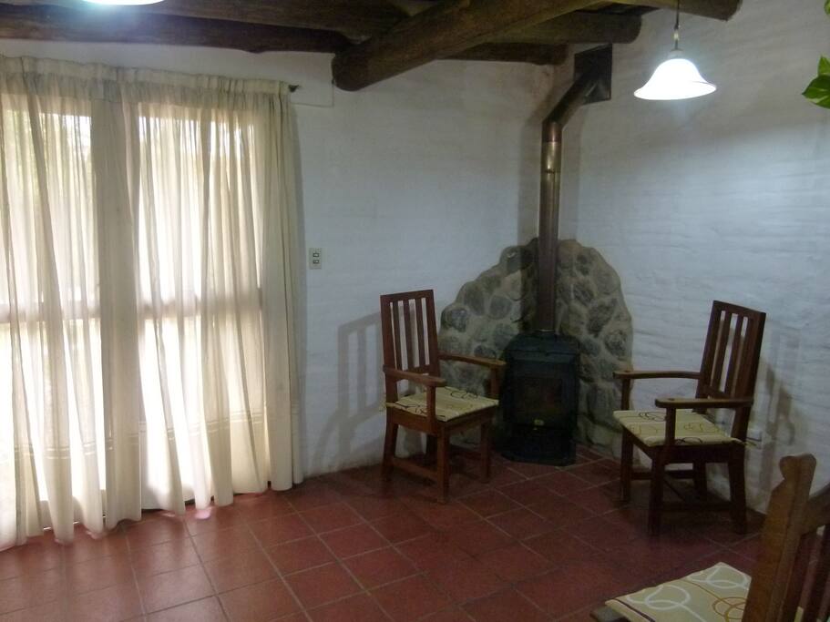Estar- comedor con estufa a leña