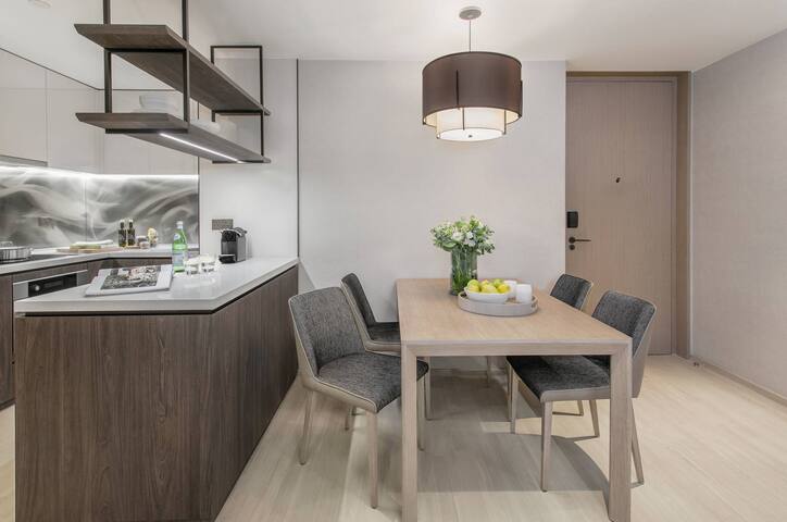 HIGH-LIVING 2 BR in CENTRE OF CITY, ORCHARD gallery image 5