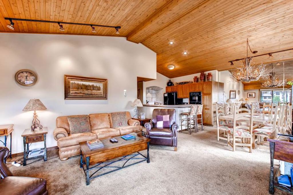 Couch,Furniture,Lamp,Indoors,Room