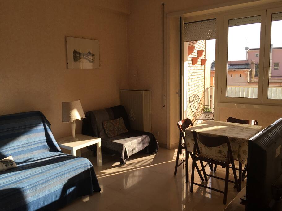 Ampio soggiorno con affaccio sul terrazzo