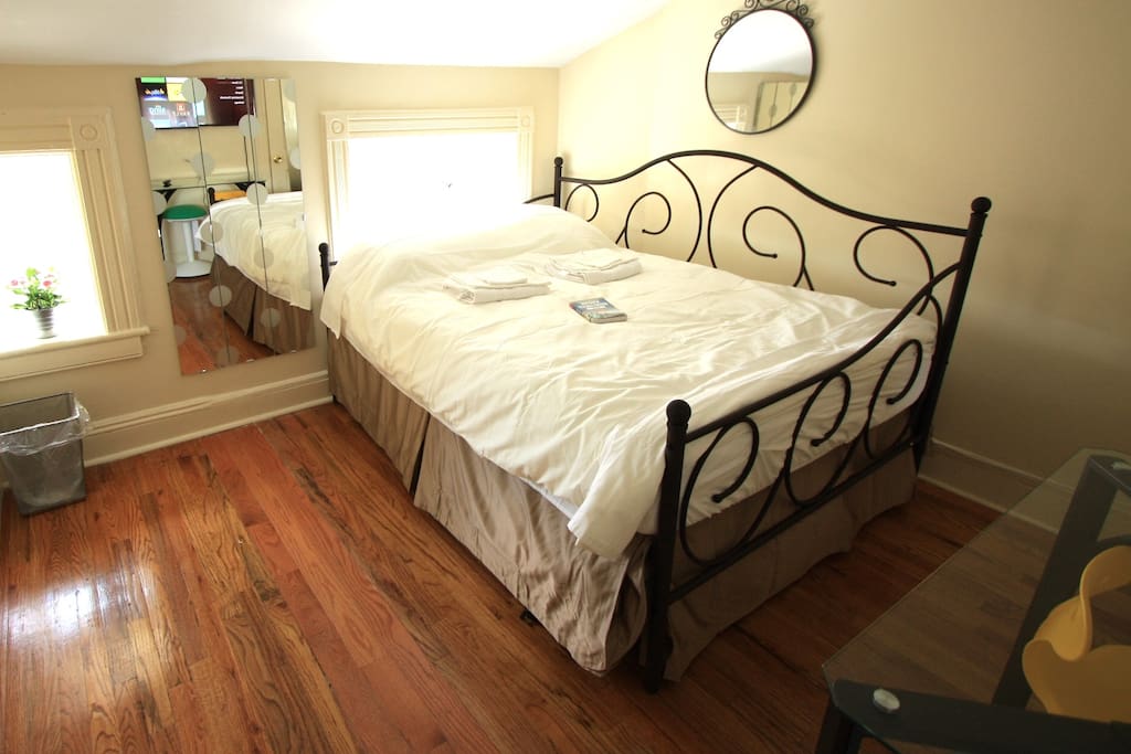 Bedroom features a full-sized double bed for 2