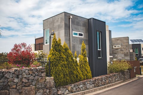 (New) Aewol loft single-family home Sunset View Open-air Hot Water Spa
Tangerine Field Garden Man
Sea View Jeju 
Airport Within 25 minutes
Netflix Tiving Wave