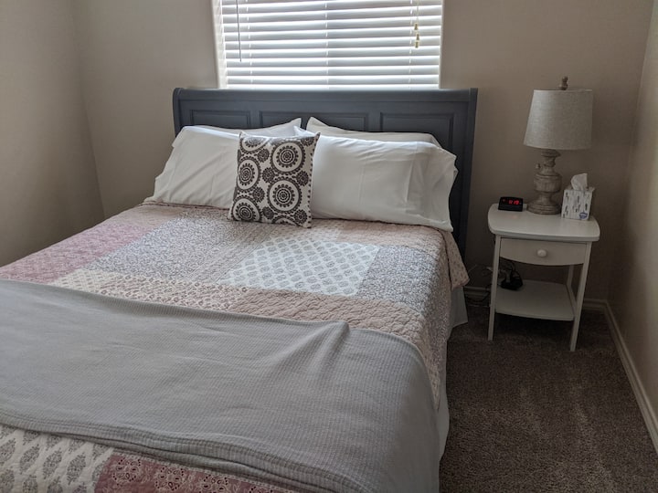 queen bedroom, adjustable base bed
