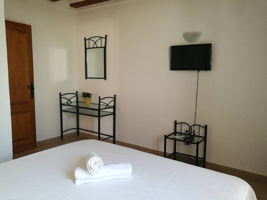 TV en habitación con aire acondicionado