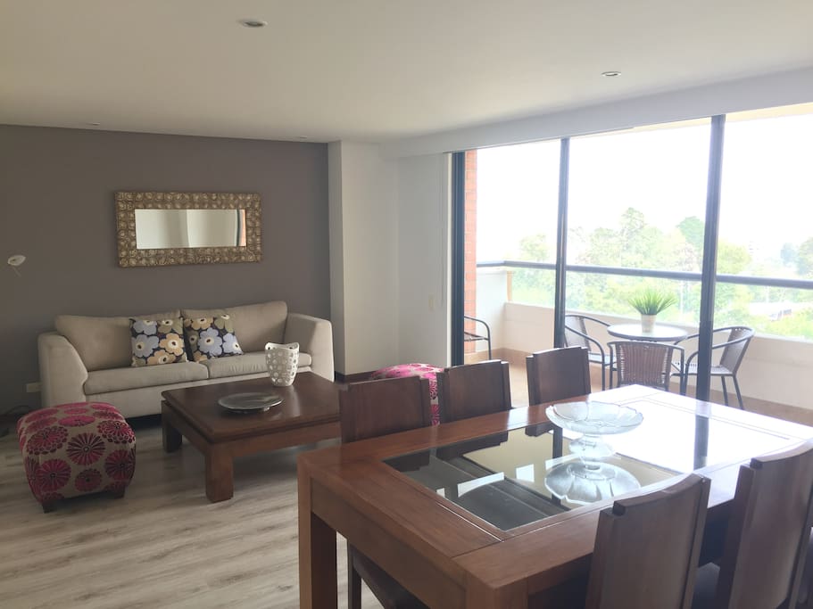 Sala-comedor amplia con balcon