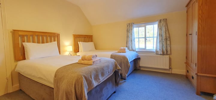 2 twin beds - can be made into a superking on request