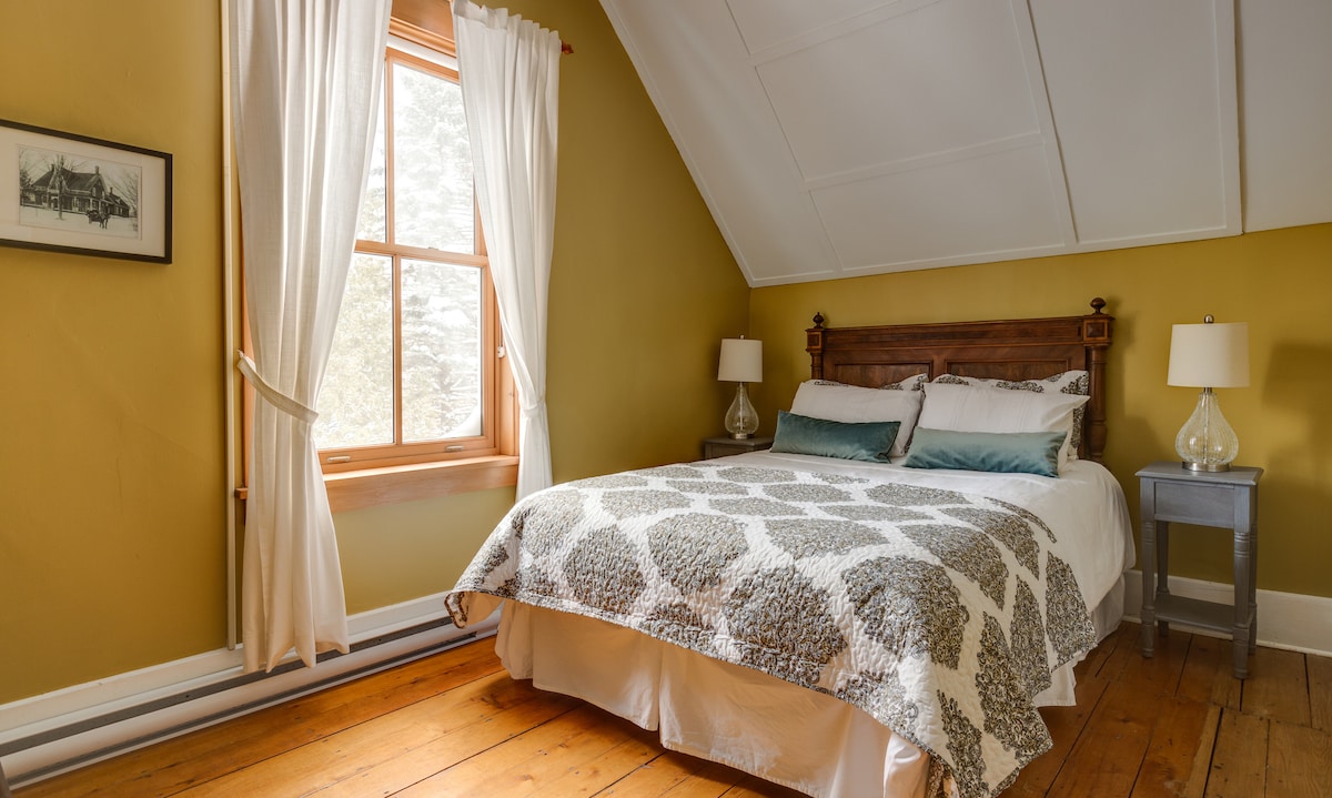 غرفة نوم 3 بسرير بحجم كبير وحمام داخلي.