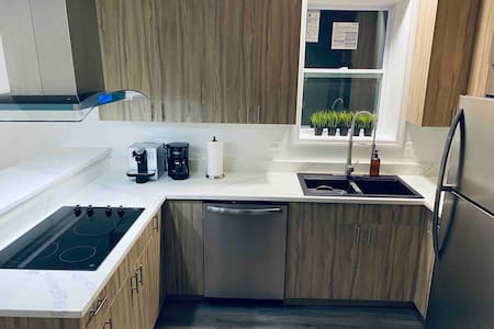 12 min to downtown Chicago, 5 min to chinatown