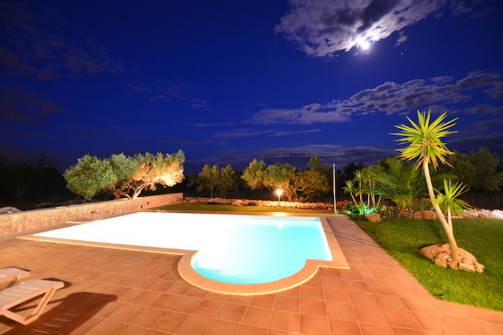 chalet con piscina en finca privada