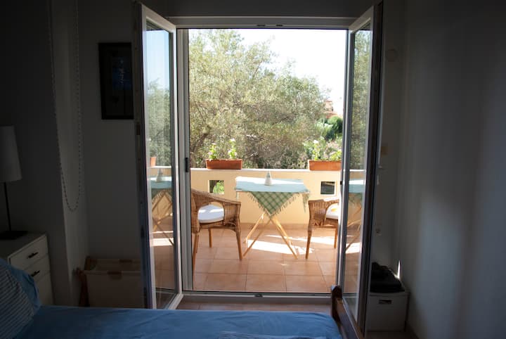 Dormitorio principal con balcón.