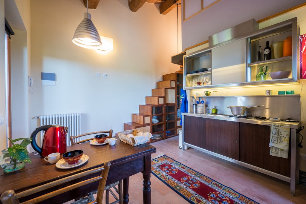 Cucina Pranzo e scala libreria
