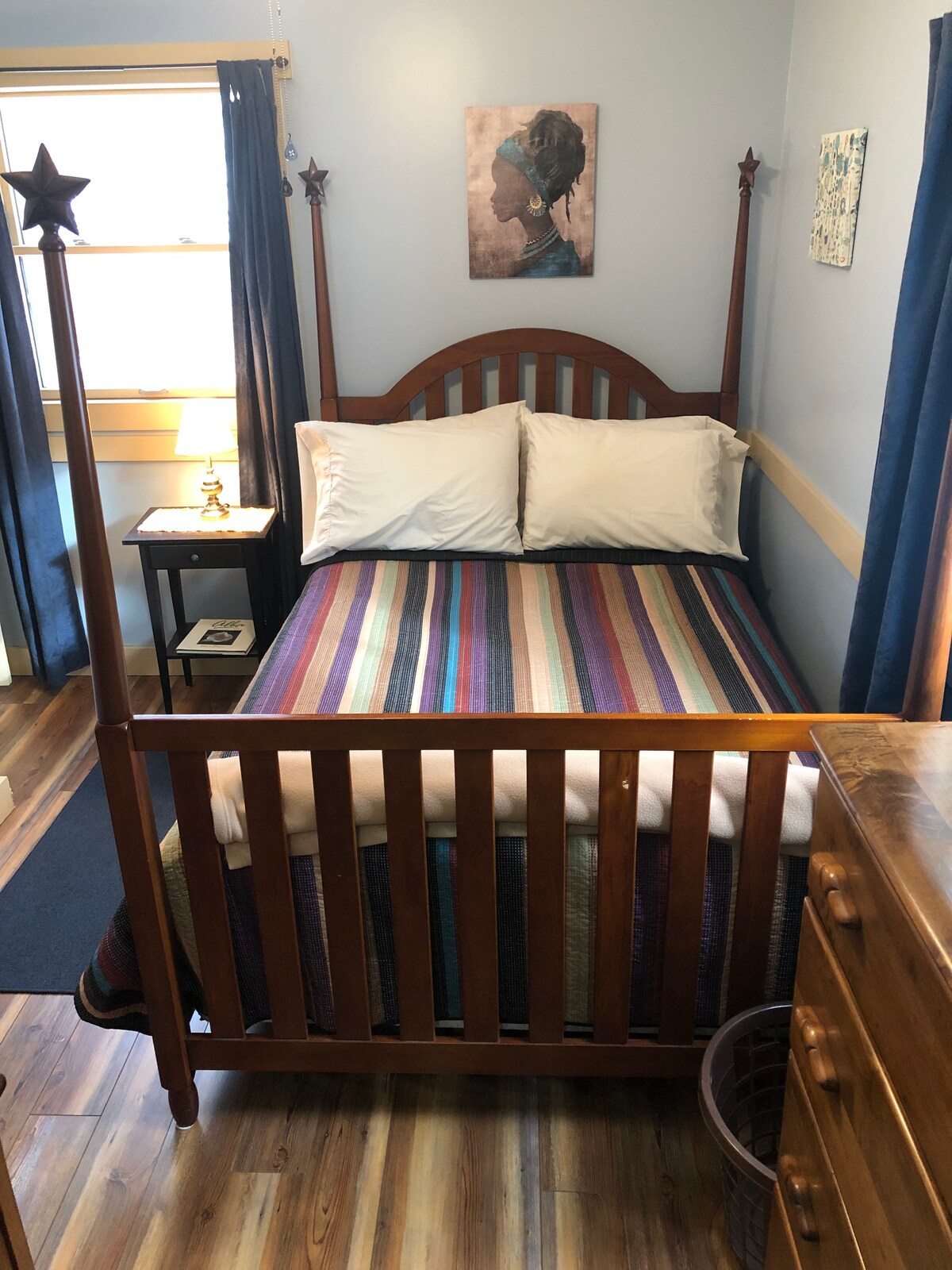 Dormitorio de la planta principal: cama de tamaño completo con acceso directo al baño del primer piso