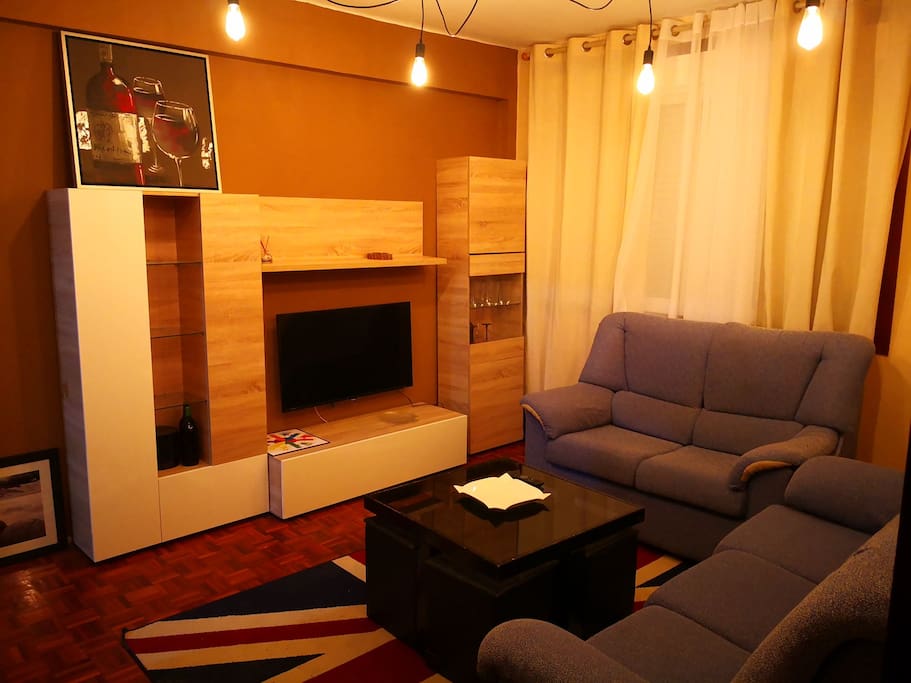salón con TV de 43"