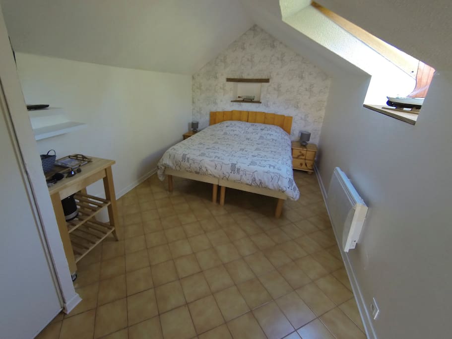 Vue d'ensemble de la chambre, depuis l'entrée