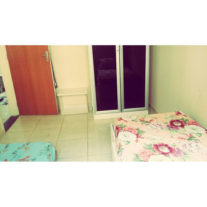 Single room with auxiliar bed and wardrobe. // quarto de solteiro com cama auxiliar e guarda roupa.