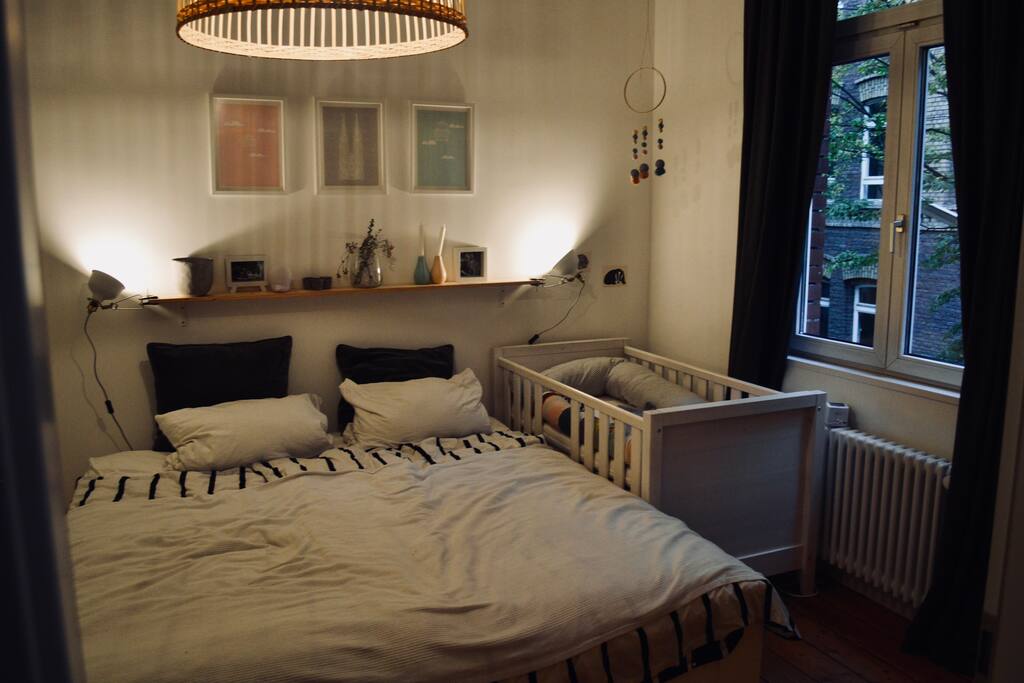 Schlafzimmer mit Babybett