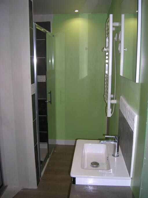 salle de bain avec cabine douche et lave linge