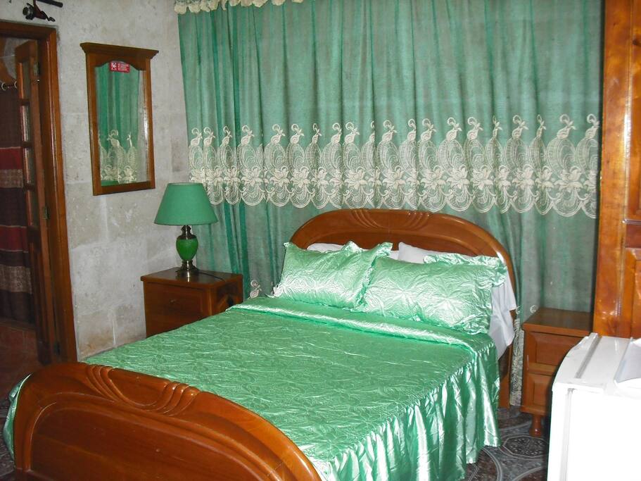 Habitacion con bano privado y caja fuerte