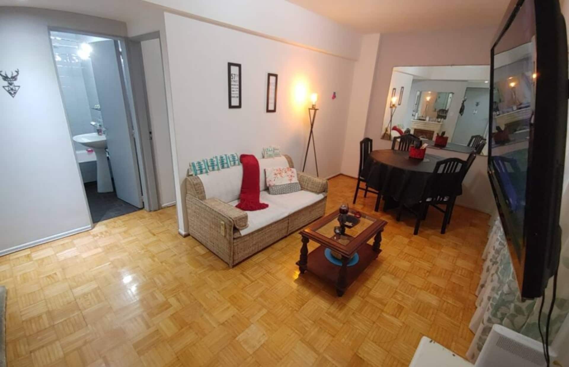 Apartamento de dois ambientes com vaga de garagem na frente da rua em Almagro