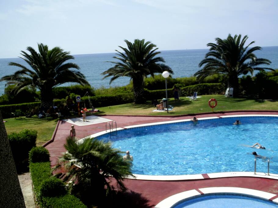 Aperçu de la piscine et la mer en arrière plan !
