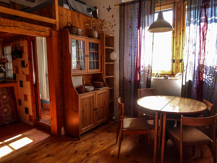 Desde la ventana vistas a la tranquilidad natural... y en esta mesa... sabrosos desayunos para disfrutar!!!