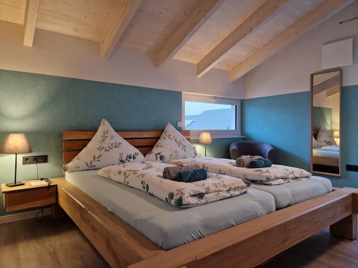 غرفة نوم بسرير مزدوج 180 × 200 سم وتلفزيون بشاشة مسطحة 40بوصة