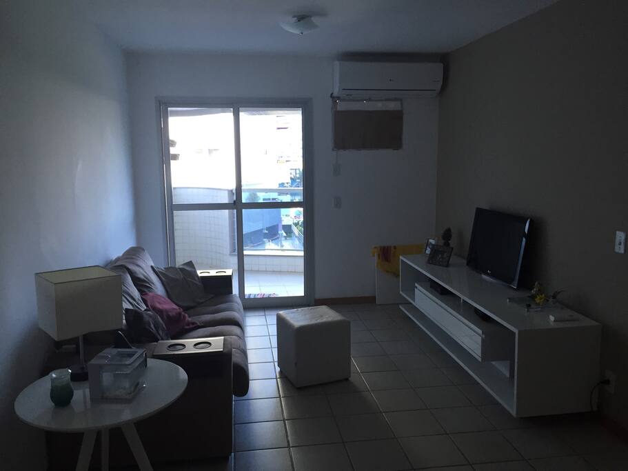 Sala de estar com tv e sofá cama