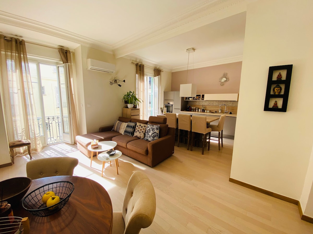 Popular Airbnb listing: 2 bright rooms Golden Square, a short walk to the sea in Rue De France