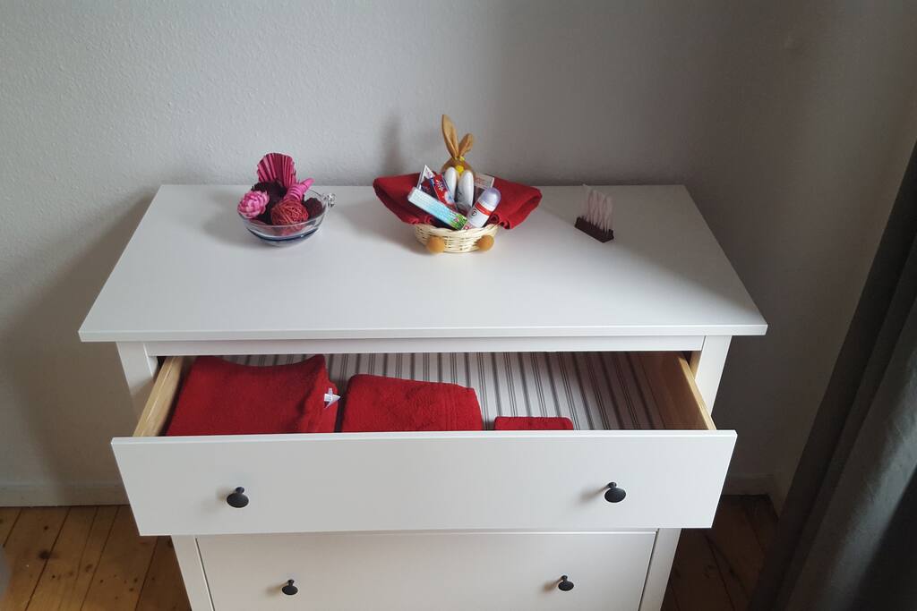Kommode mit frischen Handtüchern und Goodies :)