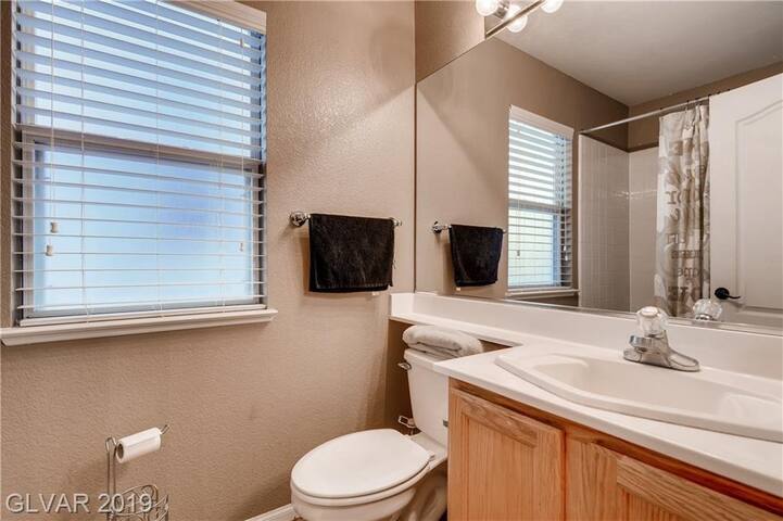 1mile from Strip 10min from Airport Large Home gallery image 5