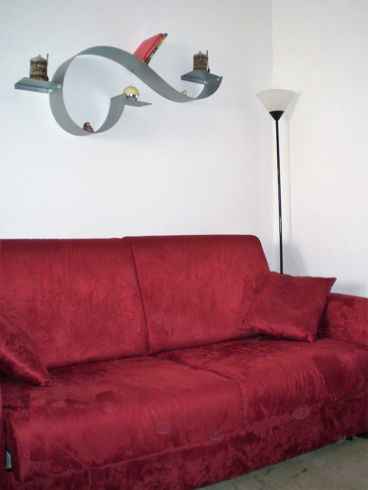 Pamje nga Vatikani në Papafingo me hënë të plotë - Divan i zonës së ndenjjes- krevat