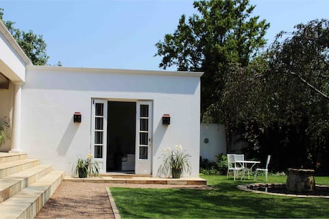 Gorgeous cottage - solar & borehole Parktown North