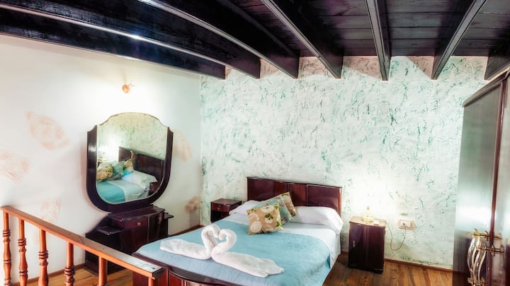 Room 2 with loft 2 beds, private bathroom, air-conditioned, minibar and safe