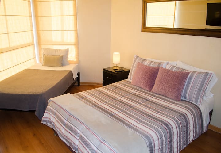 تحتوي هذه الغرفة التي تضم سريرين على تلفزيون.