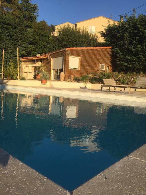 Piscine en fin de journée au calme pour se prélasser après randonnées ou visite des villages provençaux...