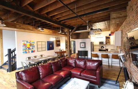 Heart of Glens Falls, Luxury rental with Patio!