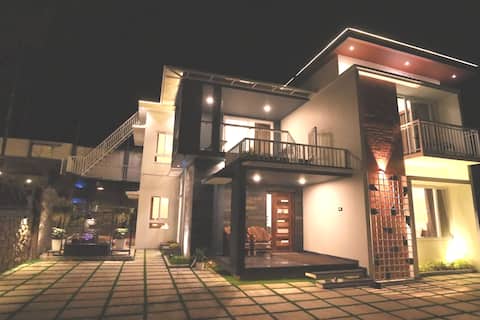 Beautiful Luxurious A/C 4BHK Holiday Home Munnar